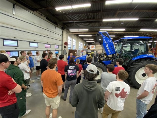 CNH donation brings clean-energy tractor
technology to UW–Madison students and researchers